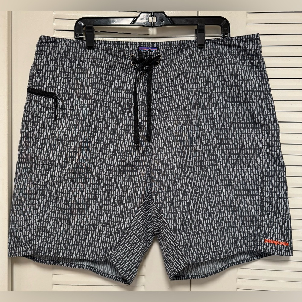 Patagonia Men's Wavefarer Board Shorts Swim Trunks Geometric‎ Black Gray 40
